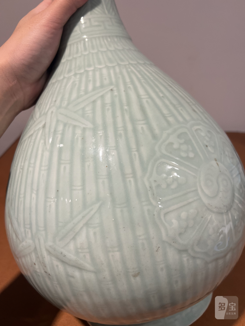 清乾隆 粉青釉暗刻竹节八卦纹胆瓶 - 图7